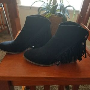 Woman's fringed black bootie